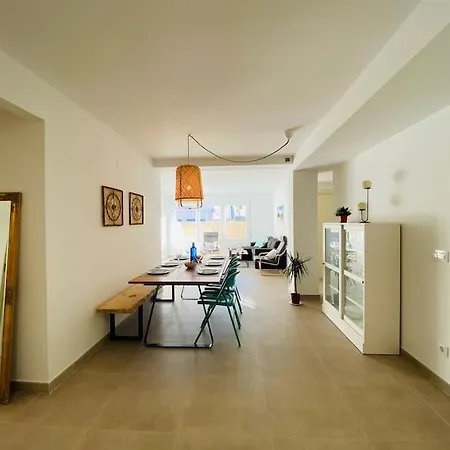 Aquarium 100 M2 Next To The *