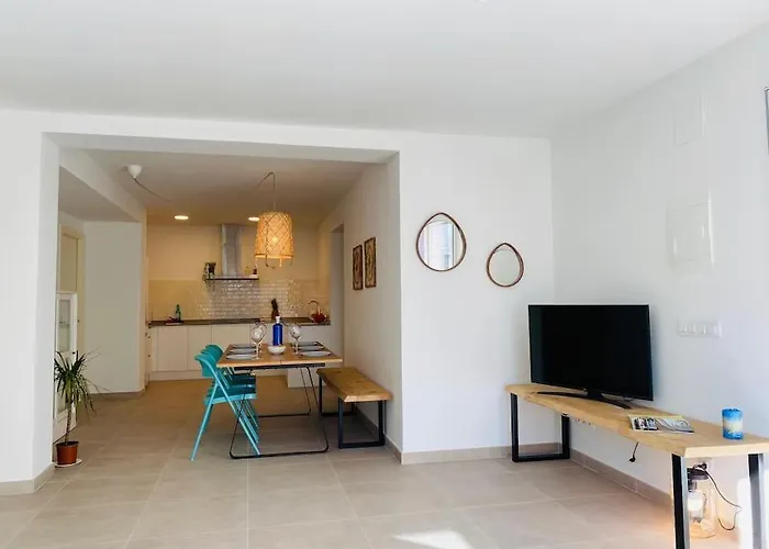 Aquarium 100 M2 Next To The Roses